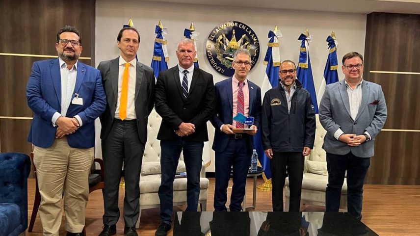 Romeu Zema em encontro com o presidente da Assembleia Legislativa de El Salvador, Ernesto Castro; ao lado direito do governador, estão os secretários da Segurança Pública, da Comunicação e o superintendente de relações nacionais e internacionais da Secretaria de Casa Civil (Foto: Aluísio Eduardo/Divulgação Governo MG)