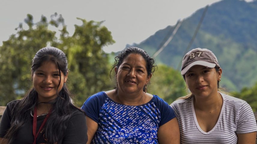 Três mulheres ecuatorianas que participam de projetos de sistema de água potável em Cotopaxi (Foto: Ayuda en Acción)