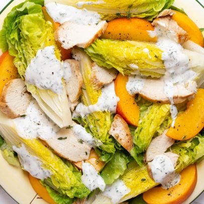 El Comidista apresenta ensalada de pollo com pasta e molho de berenjenas no menu semanal