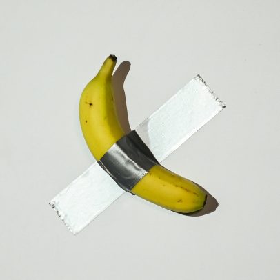 Alguém comeu novamente a famosa banana adesivada de Maurizio Cattelan