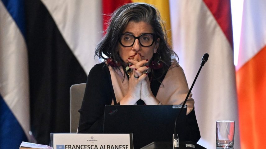 Francesca Albanese, Relatora Especial das Nações Unidas para a Situação dos Direitos Humanos nos Territórios Palestinos, discursa durante uma conferência de emergência do Grupo de Haia, no Palácio de San Carlos, em Bogotá (Foto: Luis ACOSTA/AFP)