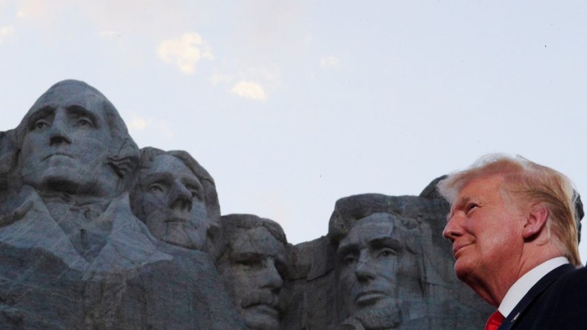 O presidente dos EUA, Donald Trump, é visto em frente ao Monte Rushmore. (Foto: Tom Brenner/Reuters/Arquivo)
