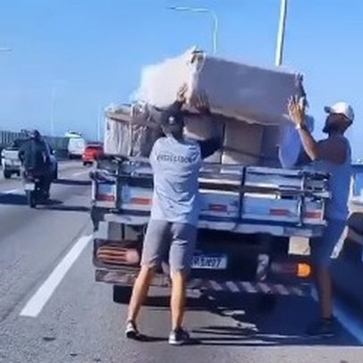 Homens transportam sofá na cabeça em plena Ponte Rio–Niterói; assista ao vídeo