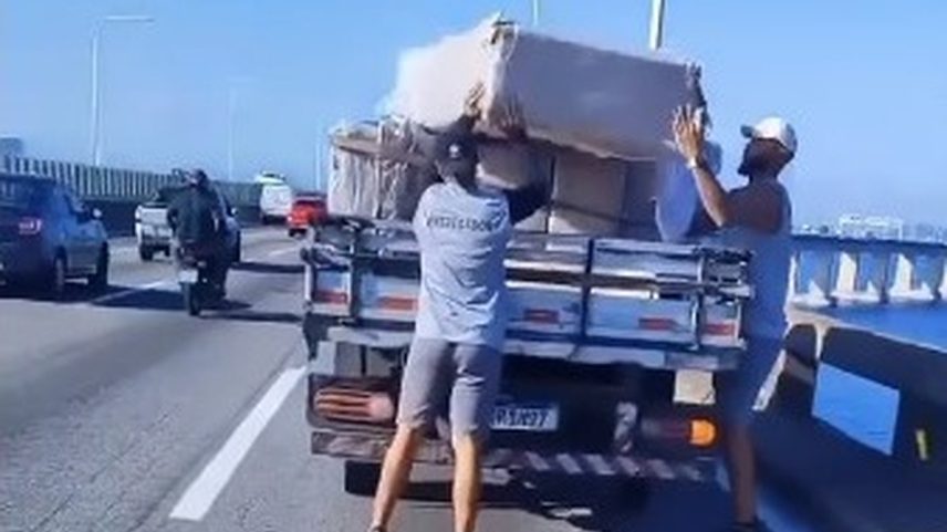Homens colocam o sofá que caiu na Ponte Rio-Niterói: ninguém ficou ferido (Foto: Reprodução/Instagram)