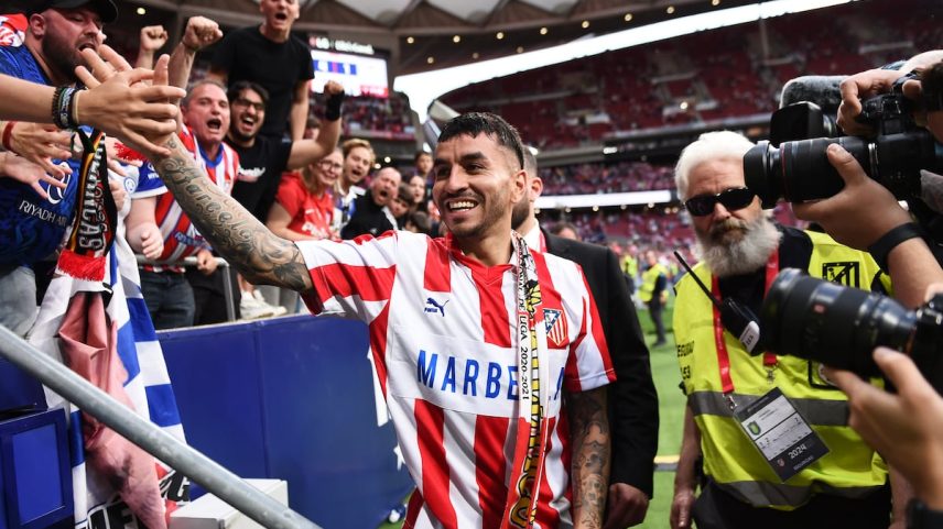 Ángel Correa se despede dos aficionados do Atlético ao final do jogo contra o Betis no mês passado de maio. (Foto: Denis Doyle/Getty Images)