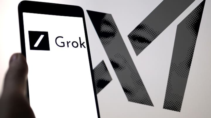 O logo do Grok está sendo exibido em um smartphone com o Xai visível ao fundo nesta ilustração fotográfica de 1º de abril de 2024. (Foto: Jonathan Raa | Nurphoto | Getty Images)