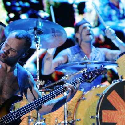 Warner e Bain investem US$ 300 milhões no catálogo do Red Hot Chili Peppers
