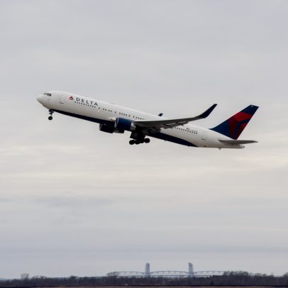 Piloto da Delta é detido por abuso sexual infantil após chegada aos Estados Unidos