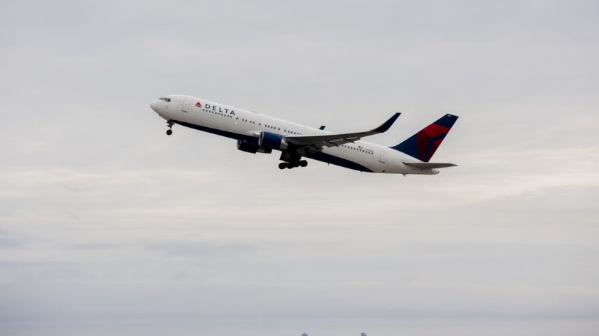 Um avião da Delta Air Lines decola do aeroporto John F. Kennedy, em Nova York (Foto: Johnny Milano/The New York Times)