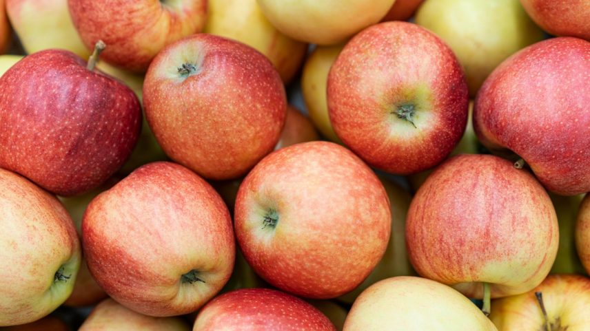 Compostos naturais presentes no chá, no cacau e em algumas frutas vêm sendo associados à melhora da pressão arterial e à proteção dos vasos sanguíneos, apontam pesquisas (Foto: Freepik)