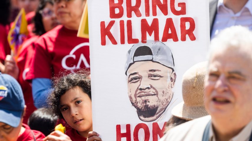 Uma pessoa segura um cartaz com a imagem de Kilmar Abrego García, durante uma manifestação em Washington DC. (Foto: JIM LO SCALZO - EFE)