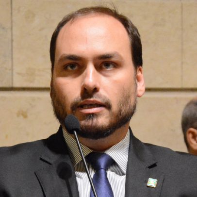 Carlos Bolsonaro critica a PF por recusar porte de arma e fala em 'ditadura'