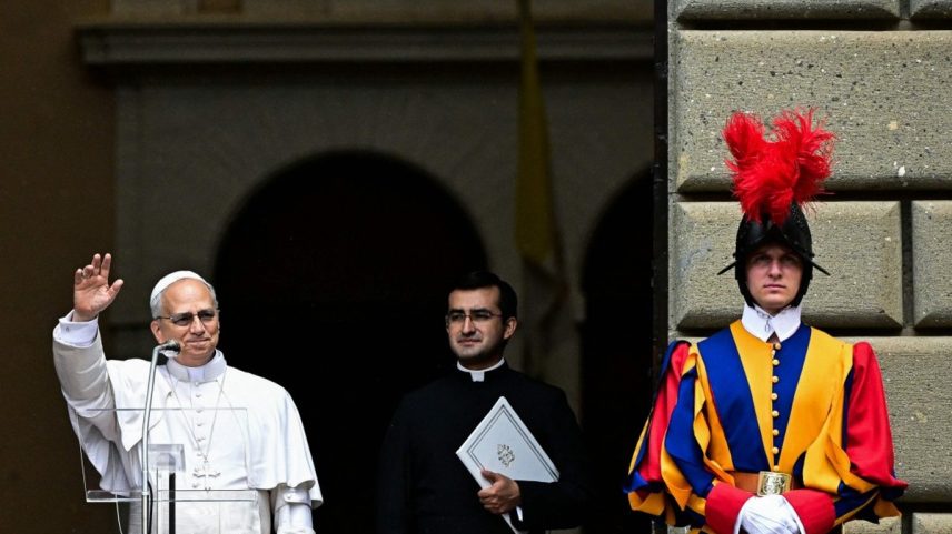 Papa Leão XIV discursa para a multidão durante a oração do Angelus na Praça da Liberdade, em frente ao Palácio Apostólico, na residência papal de verão em Castel Gandolfo (Foto: Tiziana FABI / AFP)