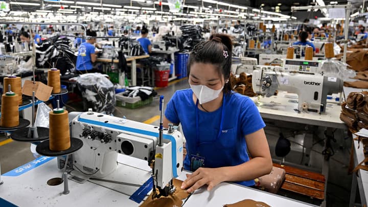 Um trabalhador costura roupas em uma fábrica de vestuário na província de Thai Nguyen, no Vietnã, em 2 de julho de 2025. (Foto: Nhac Nguyen | Afp | Getty Images)