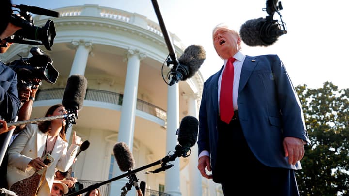 O presidente dos EUA, Donald Trump, fala com repórteres enquanto deixa a Casa Branca em 25 de julho de 2025, em Washington, DC. Trump está viajando para seus campos de golfe em Balmedie, na Escócia, esta semana. (Foto: Chip Somodevilla/Getty Images)