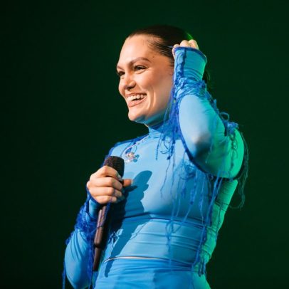 Jessie J celebra progresso em sua luta contra o câncer com 'lágrimas de felicidade'