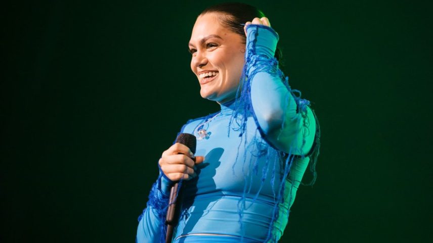 Jessie J compartilhou uma atualização encorajadora sobre sua jornada contra o câncer, revelando que seus últimos resultados de testes mostram que não há evidências de disseminação do câncer. (Foto: Reprodução)