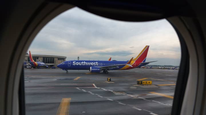Um Boeing 737 da Southwest Airlines táxi no Aeroporto Nacional Ronald Reagan Washington em 16 de maio de 2025 em Arlington, Virgínia. (Foto: Kevin Carter | Getty Images)