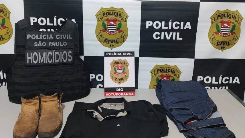 Roupas e sapato apreendidos com suspeito; vestuário teria sido usado no dia do crime (Foto: Polícia Civil/Divulgação)