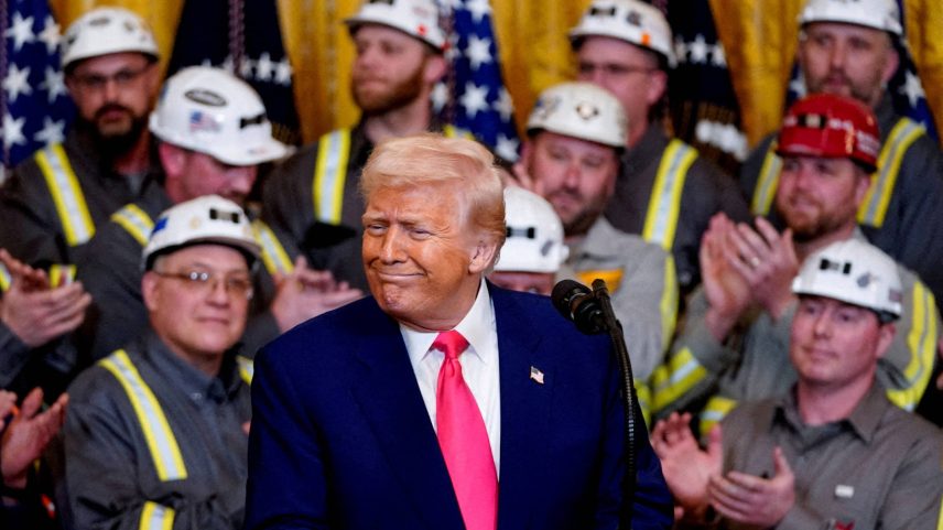 O presidente dos Estados Unidos, Donald Trump, discursa em evento com trabalhadores da indústria do carvão na Casa Branca, em Washington (Foto: Nathan Howard - 8.abr.25/Reuters)