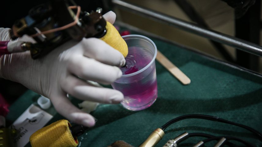 Profissional prepara agulha para tatuagem (Foto: Zanone Fraissat - 14.jul.17/Folhapress)