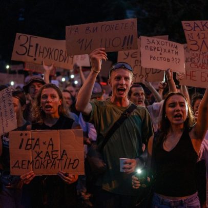 Zelenski enfrenta protestos nas ruas da Ucrânia durante a guerra pela primeira vez