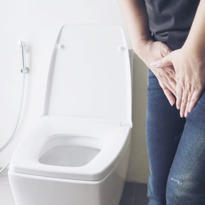 Mulheres urinam com mais frequência devido a fatores biológicos e hormonais