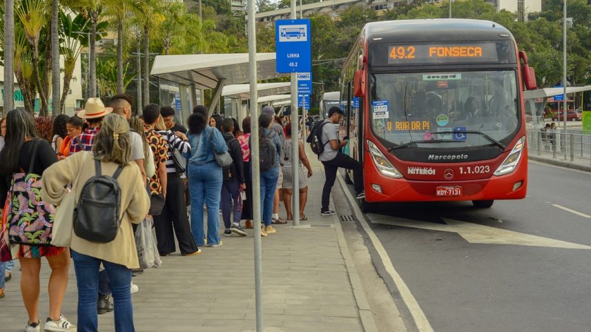 Após reajuste na passagem dos ônibus municipais de Niterói, passageiros reclamam de poucos veículos e falta de linhas de transporte público (Foto: Rafael Timileyi Lopes)