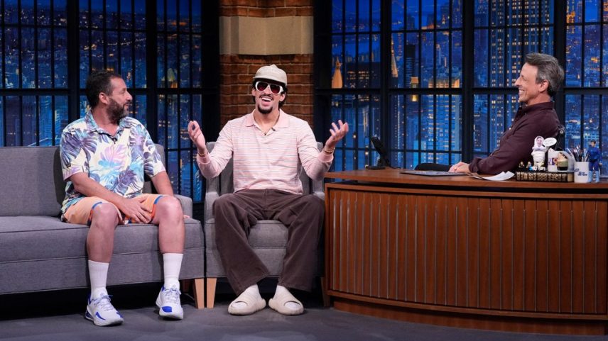 Bad Bunny recebe o selo de aprovação de Adam Sandler como "mais engraçado que eu" na entrevista do 'Late Night With Seth Meyers' sobre 'Happy Gilmore 2'. (Foto: Reprodução)