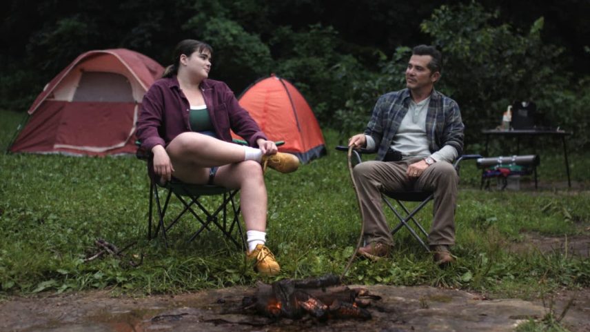 Barbie Ferreira e John Leguizamo, em 'Un 'like' de Bob Trevino' (Foto: Reprodução)
