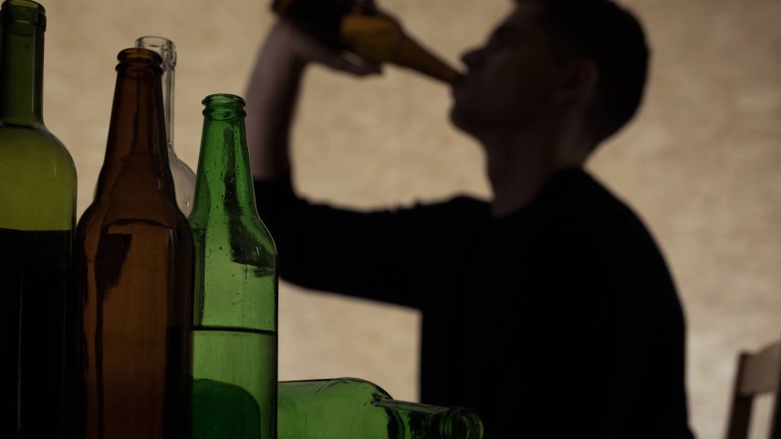 Na Alemanha, jovens entre 14 e 16 anos podem consumir cerveja, vinho ou espumante em público quando acompanhados por um dos pais ou responsável (Foto: Photographee.eu/Adobe Stock)