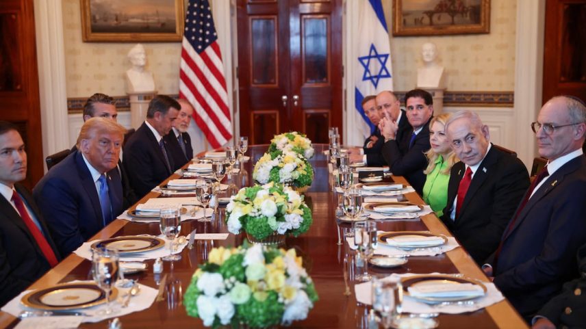 Trump e Netanyahu, sentados frente a frente, na cena na Casa Branca deste lunes. (Foto: Kevin Lamarque/REUTERS)