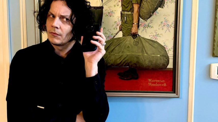 O músico Jack White mostra, aos 50 anos, o seu primeiro celular (Foto: Reprodução Instagram)