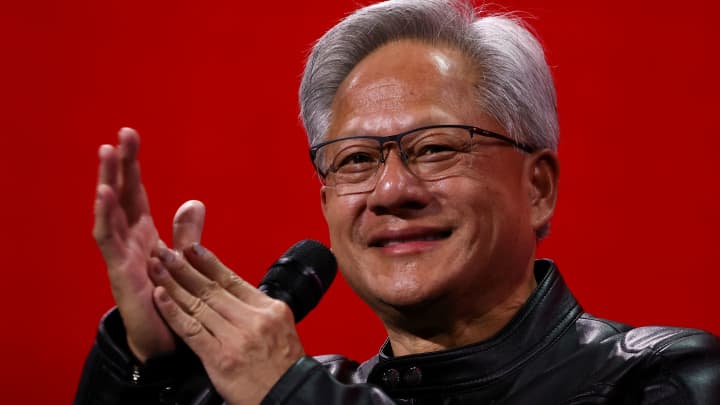 Jensen Huang, CEO da Nvidia, participa de uma mesa-redonda na conferência Viva Technology dedicada à inovação e startups no centro de exposições Porte de Versailles em Paris, em 11 de junho de 2025. (Foto: Sarah Meyssonnier | Reuters)