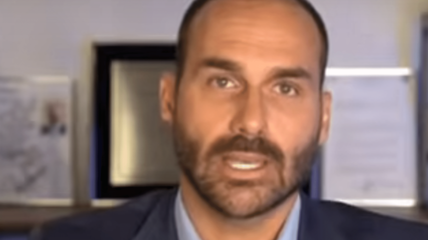 Eduardo Bolsonaro no podcast Inteligência Ltda., em 21/07/2025 (Foto: Reprodução/YouTube)
