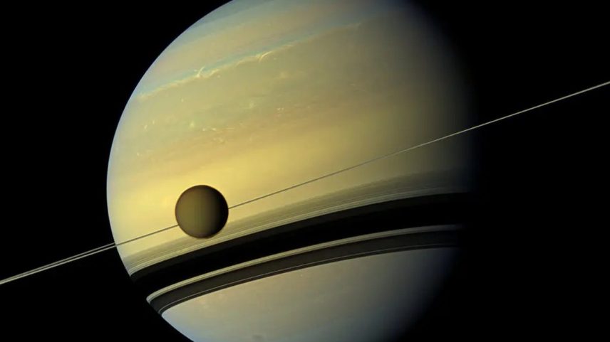 Titã, a maior lua de Saturno, mede 5.150 quilômetros de diâmetro e é maior que o planeta Mercúrio (Foto: Nasa/JPL-Caltech, via Space Science Institute)