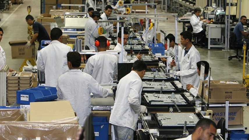 Linha de montagem de aparelhos de TV Philips na Zona Franca de Manaus (Foto: Alberto Cesar Araujo/AE/VEJA)