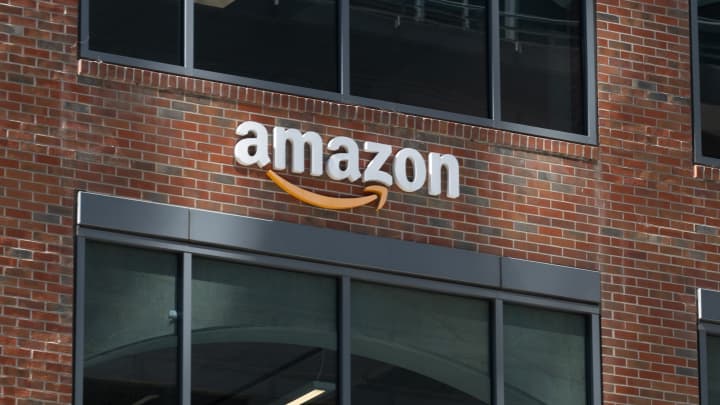 Logotipo da Amazon em um edifício de tijolos em San Francisco em 20 de agosto de 2024. (Foto: Smith Collection | Gado | Archive Photos | Getty Images)