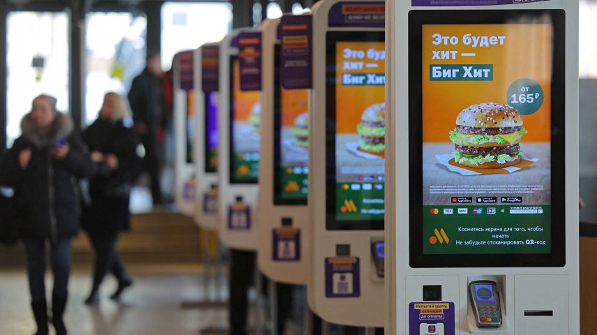 Loja da Vkusno & Tochka, marca que sucedeu o McDonald's na Rússia após a invasão da Ucrânia (Foto: Evgenia Novozhenina - 1º.mar.2023/Reuters)