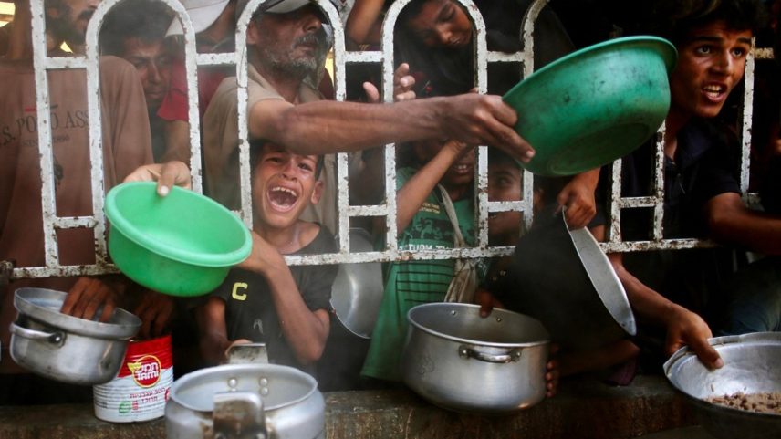 Palestinos tentam pegar comida num centro de ajuda humanitária na Faixa de Gaza (Foto: AFP/22/07/2025)