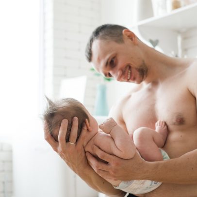 Bebê de 10 meses apresenta mudanças no corpo após contato com testosterona do pai