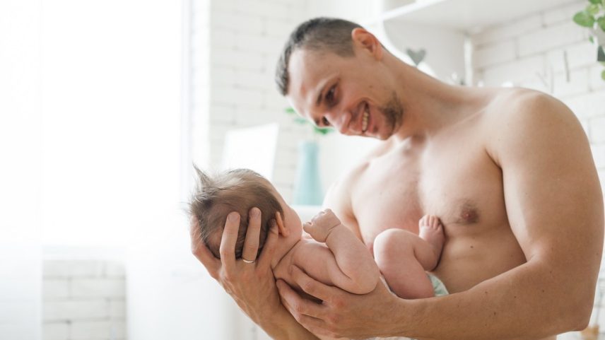 Pai com bebê no colo (Foto: Freepik)