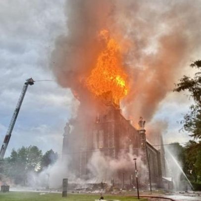 Raio causa incêndio e destrói igreja histórica no Canadá; veja o vídeo