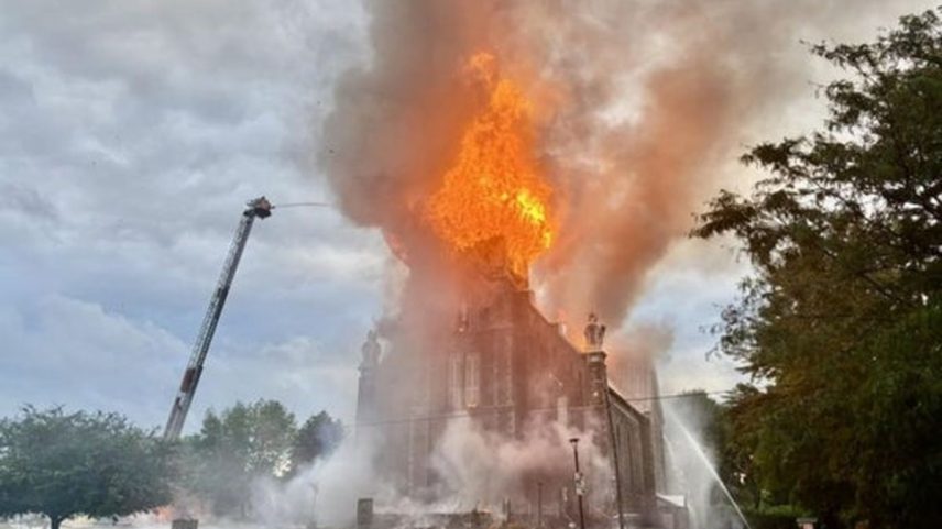 Incêndio destrói igreja histórica em Saint-Ours, interior de Quebec, após queda de raio; construída no século XIX, a Église de l’Immaculée-Conception era patrimônio cultural da província canadense (Foto: Reprodução/X).