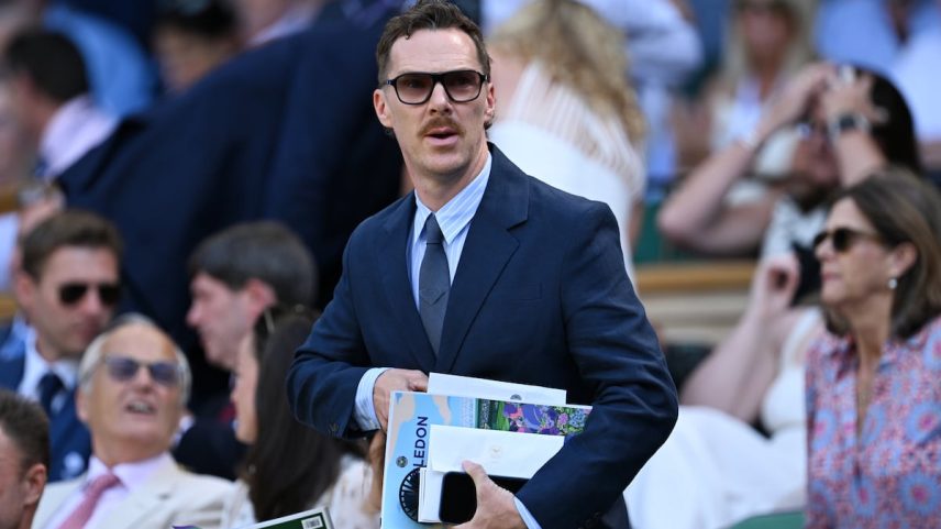 O ator Benedict Cumberbatch no jogo de tênis de Wimbledon que enfrentava Carlos Alcaraz e Taylor Fritz, em 11 de julho de 2025. (Foto: Visionhaus/Getty Images)