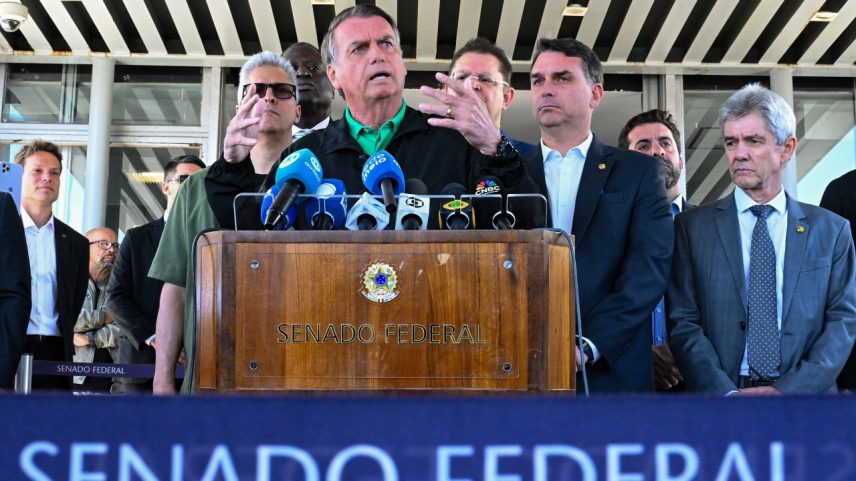 Jair Bolsonaro concede entrevista a jornalistas no Senado (Foto: Edilson Rodrigues/Agência Senado)