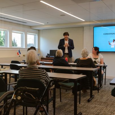 Aposentados compartilham campus universitário com jovens nos Estados Unidos