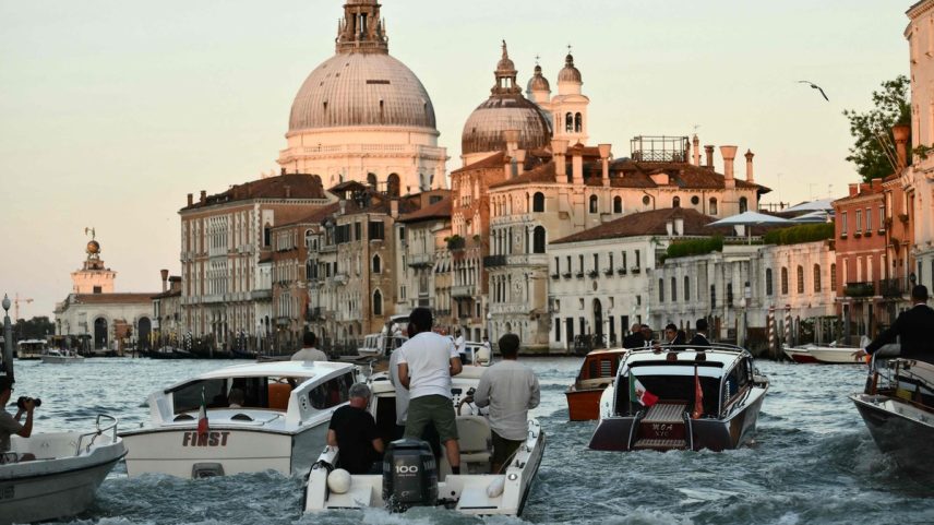 Comitiva de barcos transportam convidados (e o próprio casal) do casamento do bilionário Jeff Bezos e Lauren Sánchez, em Veneza (Foto: Marco Bertorello/AFP)