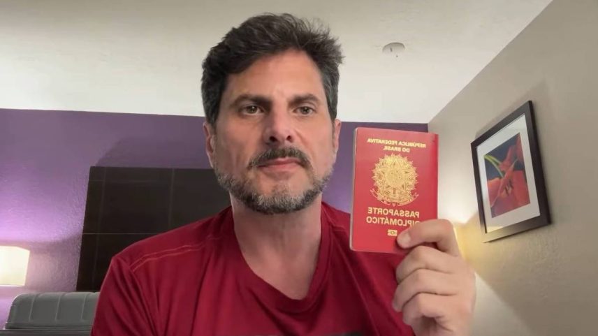 Senador Marcos do Val viajou aos Estados Unidos usando um passaporte diplomático; documento deveria ter sido apreendido pela Polícia Federal (Foto: Marcos do Val - 24.jul.25/Youtube)
