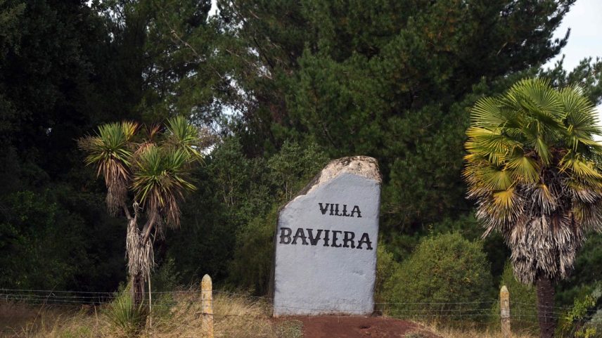 Uma antiga entrada da Colônia Dignidade, atualmente chamada de Villa Baviera, no Chile (Foto: Rodrigo Arangua / AFP)